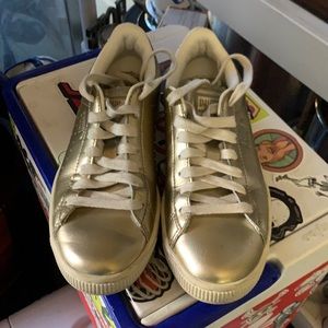 Puma like new lds size 5.5 in platinum metallic